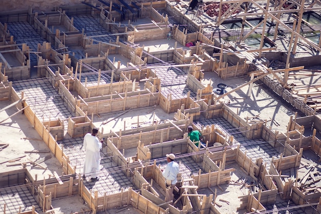 Egito, Hurghada, 24 de dezembro, Equipe de construtores trabalhando no canteiro de obras, vista para cima.