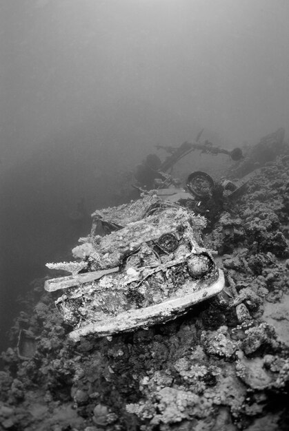 Foto egito, mar vermelho, um carro no naufrágio de um navio afundado