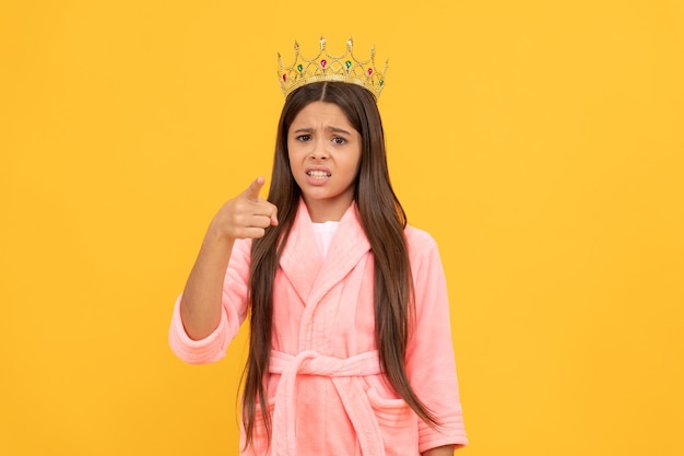 Egoísmo e egoísmo oops menina adolescente egocêntrica confusa na coroa apontando o dedo na câmera princesa beleza criança egoísta usa diadema rainha criança em roupa de dormir aconchegante roupão de banho confortável