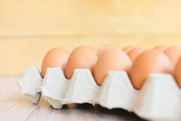 Egss de frango em uma caixa de ovo