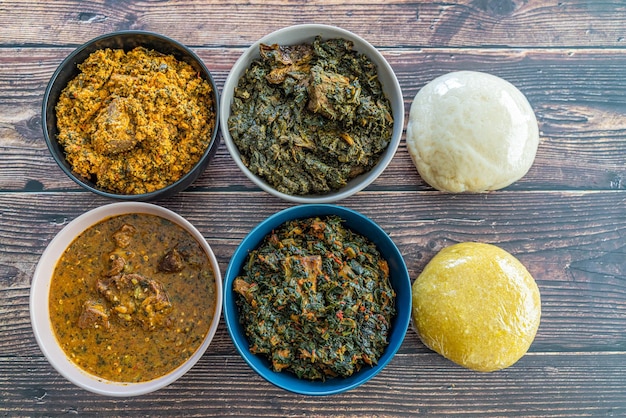 Egusi Ogbonno Sopa de verduras y Afang con ñame machacado y Eba Garri