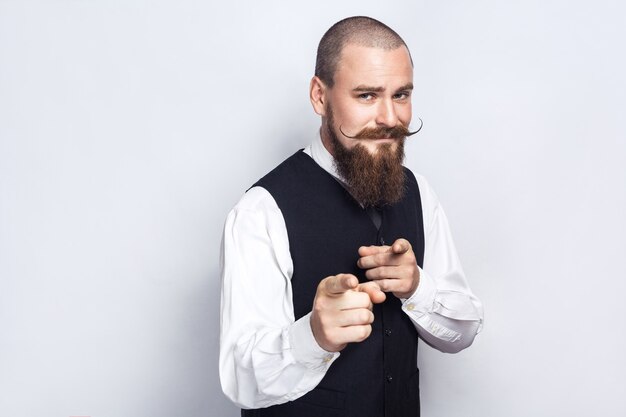 Eh, tú. Apuesto hombre de negocios con barba y bigote de manillar mirando a cámara. tiro del estudio, sobre fondo gris.