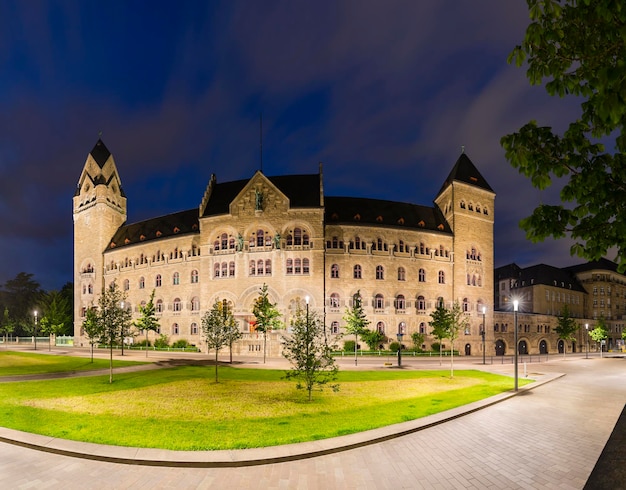 Ehemaliges Preußisches Regierungsgebäude in Koblenz Deutschland bei Nacht