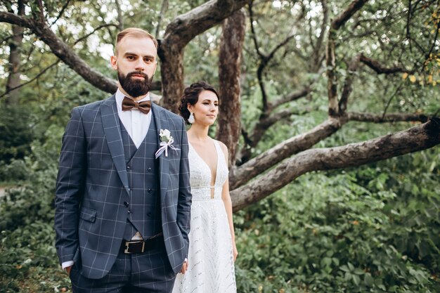 Ehemann und Ehefrau gehen an ihrem Hochzeitstag im Park spazieren