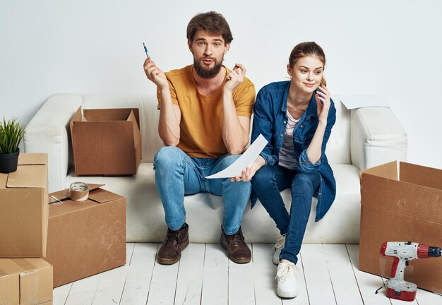 Ehepaar bewegt Kisten mit Dingen, Lebensstil, Emotionen, Innenraum, hochwertiges Foto