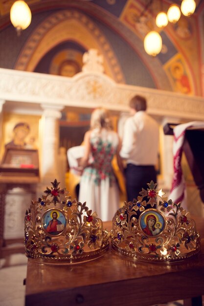 Ehepaar küsst sich in einer Kirche