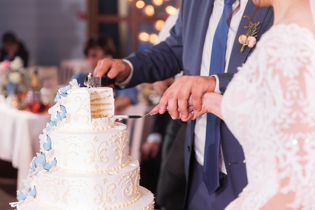 Ehepaar schnitt ein Stück Kuchen