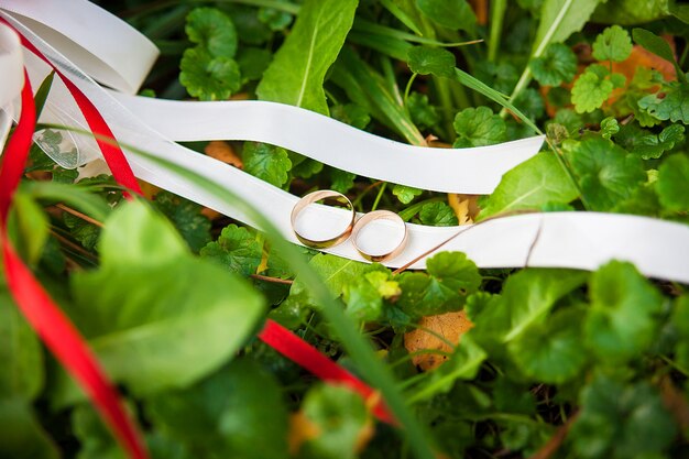 Eheringe auf Bandbrautblumenstrauß