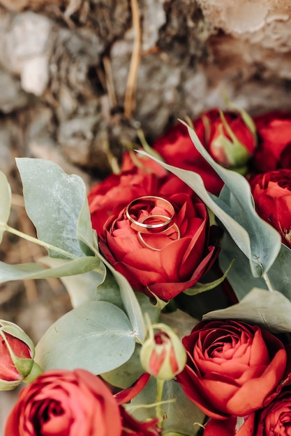 Eheringe auf einem Blumenstrauß