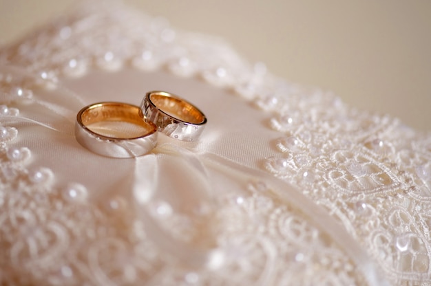 Eheringe für die Verlobung von Braut und Bräutigam