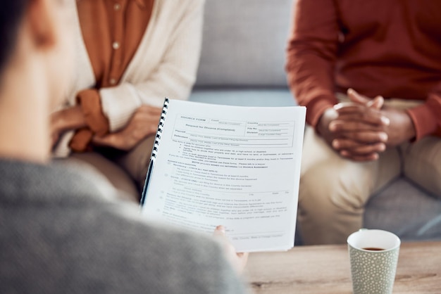 Ehescheidungsformular und Familienanwalt für Therapie und Dokumente beantragen gemeinsam Rechtsberatung Treffen mit Ehe-Compliance-Mitarbeiter und Gespräch mit Antragsvertrag auf Sofa im Büro