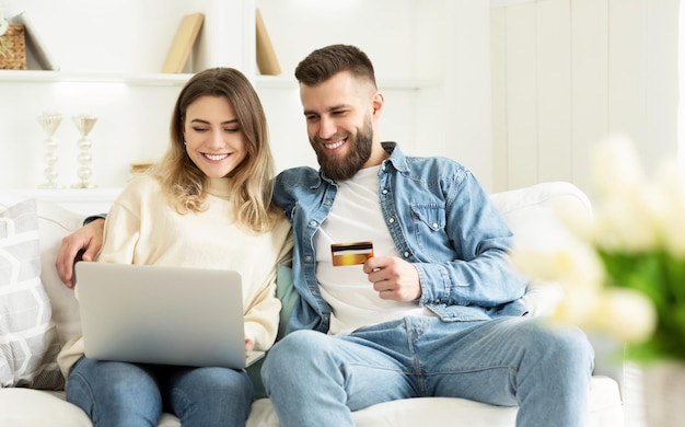 Ehopping glückliches Paar mit Kreditkarte Surfen im Internet
