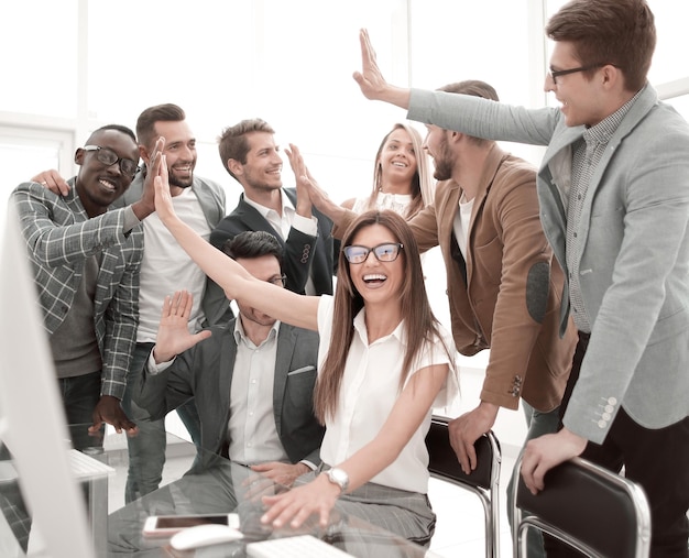 Ehrgeiziges Geschäftsteam feiert Erfolge im Bürokonzept der Teamarbeit