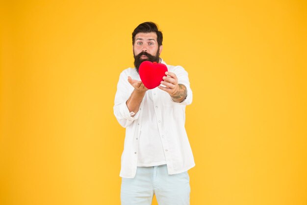 Ehrlich sein Romantischer Typ mit rotem Herzspielzeug Romantisches Konzept Feiern Sie den Valentinstag Romantischer Hipster, der Liebe teilt