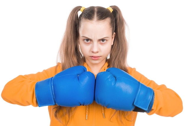 Ehrliche Teenager-Bockerin in Boxhandschuhen, bereit zu kämpfen und zu schlagen, isoliert von der weißen Macht.