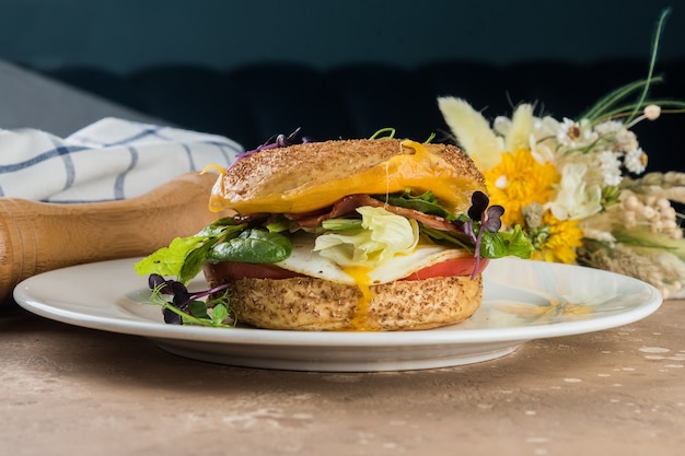 Ei-Bagel mit Kräutern und Speck.