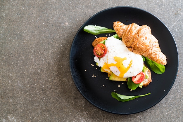 Ei Benedict mit Avocado, Tomaten und Salat