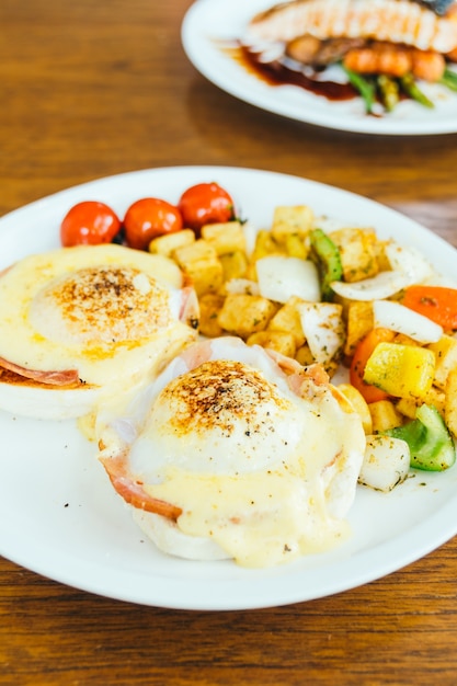 Ei Benedict mit Gemüse zum Frühstück