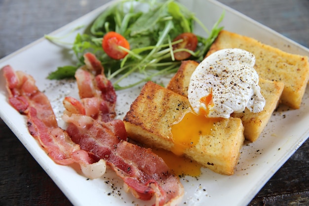 Ei Benedikt mit Speck auf Holzhintergrund, Frühstück