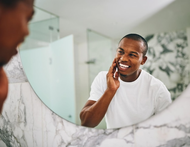 Ei, bonito Foto de um jovem passando por sua rotina matinal no banheiro em casa