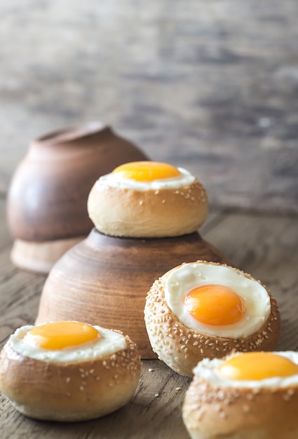 Ei-in-ein-Loch-Brötchen auf dem Holzbrett