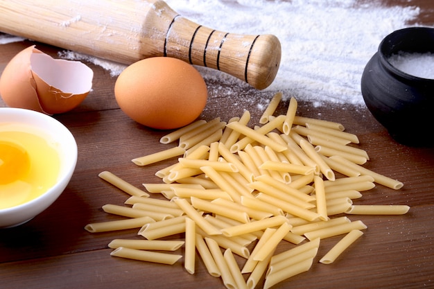 Foto ei, mehl, salz, zutaten für pasta penne bolognese