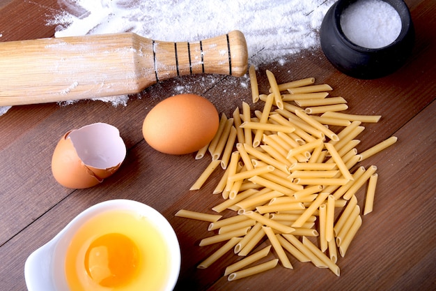 Foto ei, mehl, salz, zutaten für pasta penne bolognese