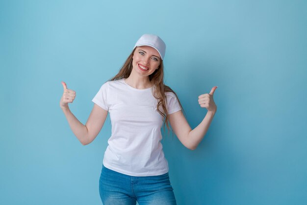 Ei, olha sorrindo linda modelo feminina apontando os dedos para um espaço vazio