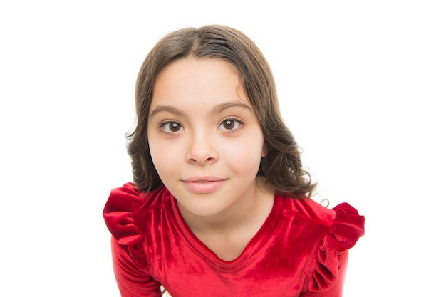 Ei, você, garoto, cabelo brilhante longo e saudável em fundo branco isolado Menina com cabelo comprido, olhando para você com atenção, garoto, rosto bonito e feliz, com adorável cabelo encaracolado, close-up, dicas de beleza