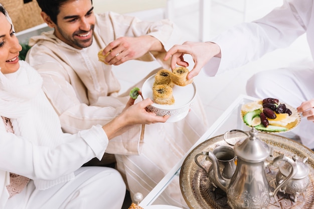 Foto eid al-fitr conceito com comida árabe e amigos