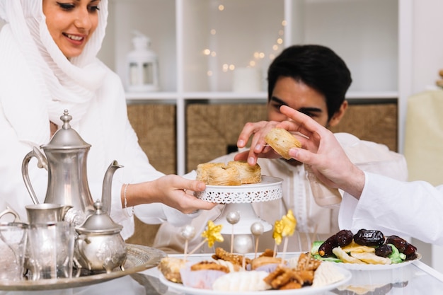 Eid al-fitr Konzept mit den Leuten, die bei Tisch essen