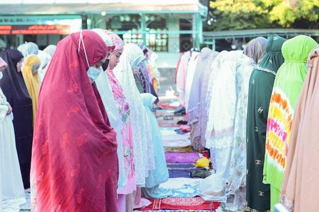 Eid-Gebet von Muslimen auf dem Feld. Eid al-Fitr ist ein muslimischer Feiertag nach dem Fasten des Ramadan.