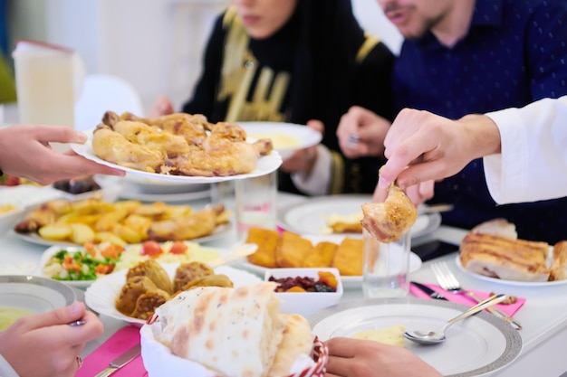Eid Mubarak Familia musulmana cenando Iftar Comiendo comida tradicional durante el mes de fiesta del Ramadán en casa. La familia islámica de comida y bebida halal islámica