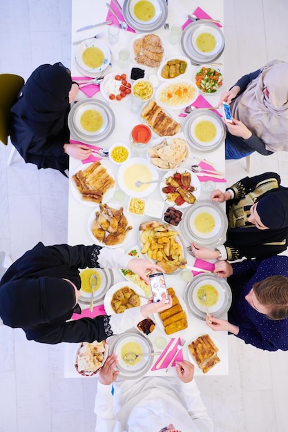 Eid Mubarak Familia musulmana cenando Iftar Comiendo comida tradicional durante el mes de fiesta del Ramadán en casa. La vista superior de la familia islámica Halal comiendo y bebiendo islámica