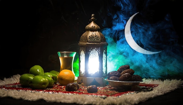 Eid Mubarak-Hintergrund Traditionelle Ramadan-Herzform-Lampenlampe mit Halbmond-Thema