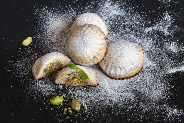 Foto eid musulmán dulce kahk. dulces árabes para ramadán y eid.