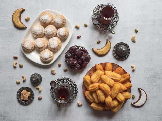 Eid y Ramadán Fechas Dulces - cocina árabe. Galletas egipcias "Kahk El Eid" y postres turcos Tulumba. Vista superior.