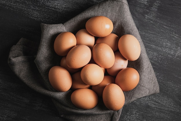 Eier auf grauem Tuch von oben