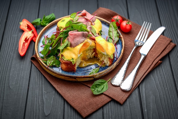 Eier Benedict auf Toast mit Schinken und Sauce. Frühstück im Restaurant