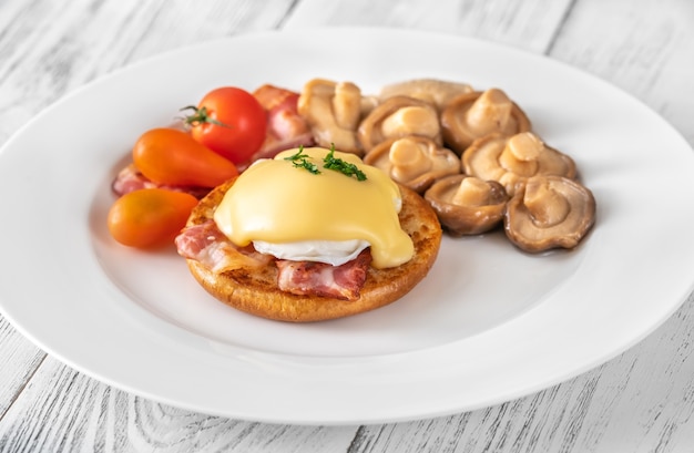 Eier Benedict mit Speck auf dem Teller