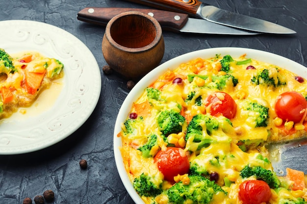 Foto eier, brokkoli und tomaten-casserole