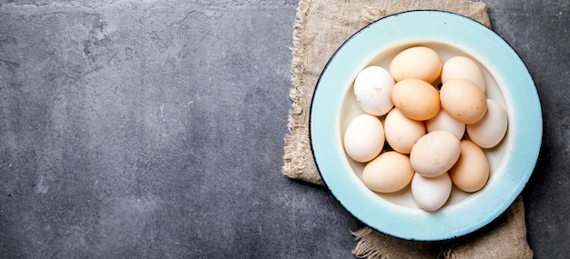 Eier Huhn hausgemacht in einer Metallschale