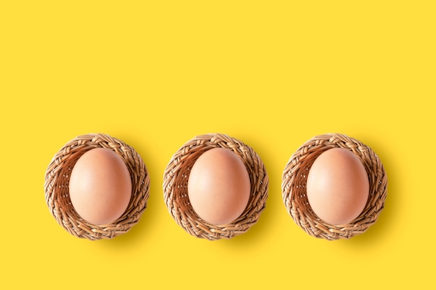 Eier im Korb gelber Hintergrund