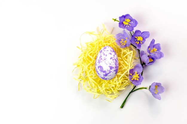 Eier im Nest Glückwunsch-Ostern-Hintergrund