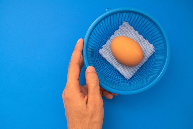 Eier in einem kleinen Plastikbehälter