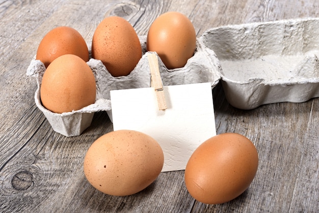 Eier in einer Schachtel auf Holz