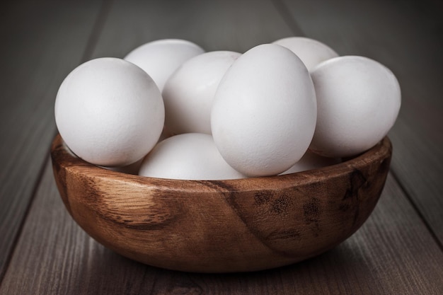 Eier in Holzschale auf dem Tisch