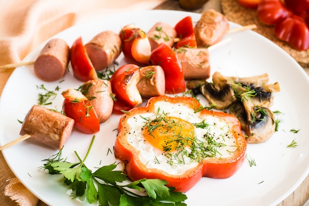 Eier in Paprika, Champignons und Wurst mit Paprika am Spieß