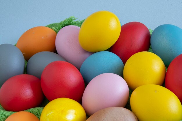 Eier in verschiedenen Farben bemalt, um Ostern zu feiern