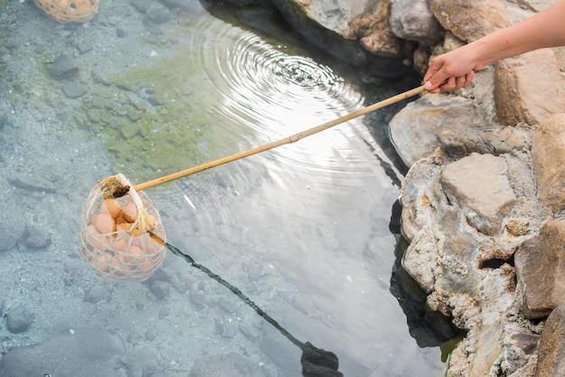 Eier kochen im Mineralpool und natürliches heißes Wasser